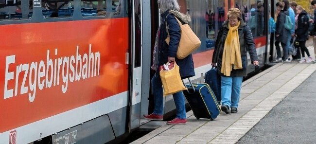 Viele Fragen zum 49-Euro-Ticket noch ungeklärt - Ab Januar können Menschen deutschlandweit für 49 Euro im Monat den ÖPNV nutzen. Die Erzgebirgsbahn rechnet nicht damit, dass es wie beim9-Euro-Ticket wieder zu überfüllten Zügen kommt.