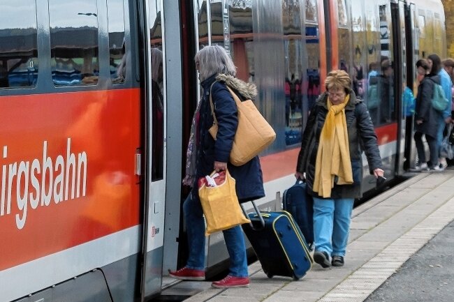 Viele Fragen zum 49-Euro-Ticket noch ungeklärt - Ab Januar können Menschen deutschlandweit für 49 Euro im Monat den ÖPNV nutzen. Die Erzgebirgsbahn rechnet nicht damit, dass es wie beim9-Euro-Ticket wieder zu überfüllten Zügen kommt.