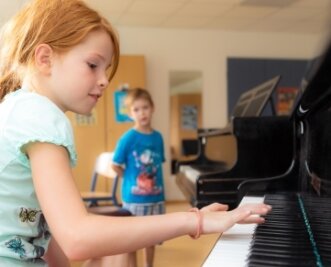 Viele Instrumente zum Ausprobieren - Kinder können sich in der Musikschule Flöha an verschiedenen Instrumenten ausprobieren. 