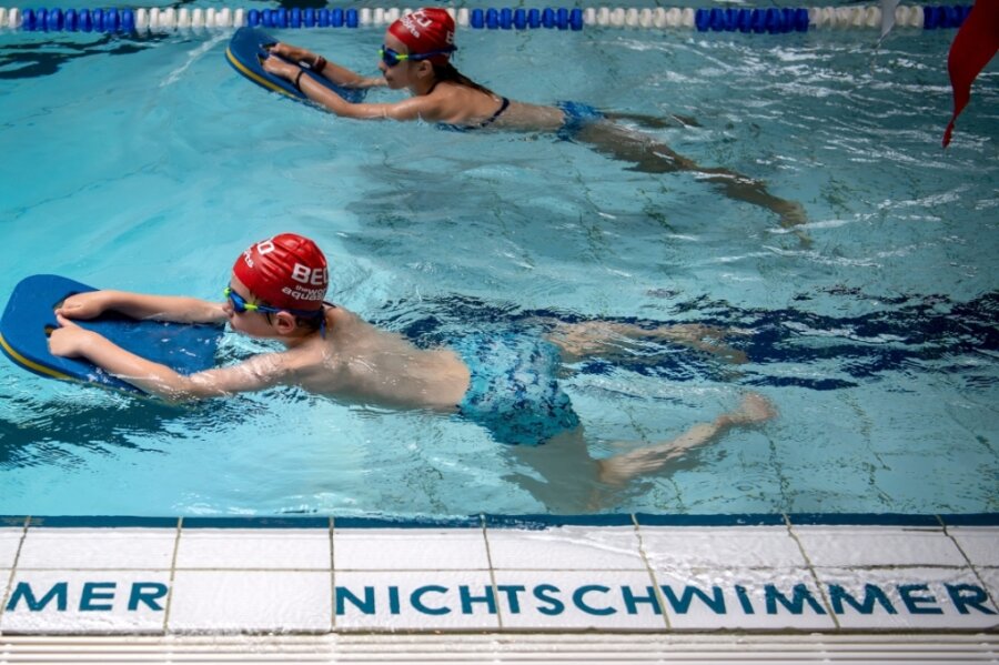 Viele Kinder bleiben Nichtschwimmer - Kinder lernen schwimmen - ein Bild aus vergangenen Tagen. Während der Corona-Pandemie sind die Schwimmhallen geschlossen. Das hat Auswirkungen auf den Schwimmunterricht. In Mittelsachsen sind pro Jahrgang circa 2600 Schüler betroffen. 
