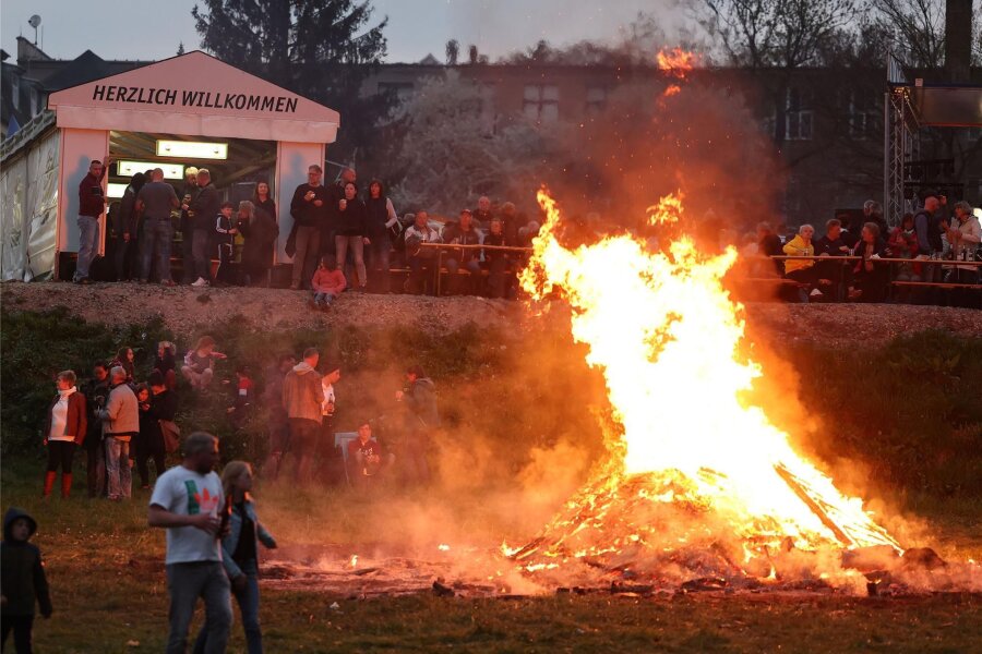 Viele kleine, aber auch große Feuer lodern in der Walpurgisnacht - Am Heizhaus in Oberlungwitz laden das Eventteam Meisel und der AMC Sachsenring wieder zu einer großen Party mit Feuer und Livemusik ein.