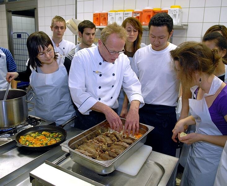 Viele Nationen am Herd - 
              <p class="artikelinhalt">Der Cosmopolitan-Club der Hochschule Mittweida kochte mit Küchenchef Frank Bernhard in der Mensa. </p>
            