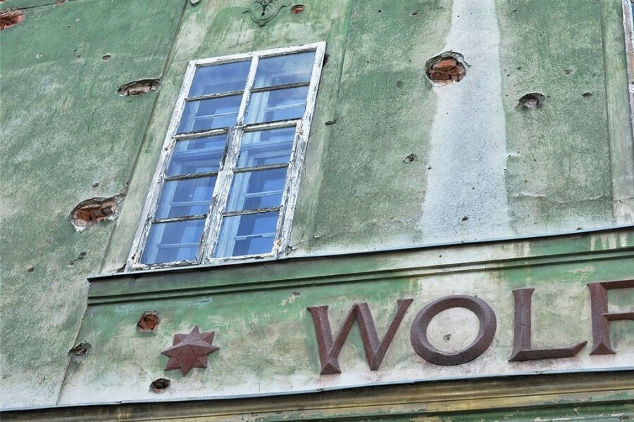 Einschusslöcher aus dem Zweiten Weltkrieg sind an der Fassade der früheren Gaststätte noch sichtbar.