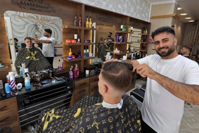 Viele schließen- doch einer öffnet: Ein neuer Barbershop in Glauchau - Seit Mitte Juli gibt es in der Glauchauer Innenstadt einen neuen Barbershop. Die Stadt hat der Inhaber sehr bewusst gewählt. Kunden können sich ohne Termin sowohl den Bart als auch das Kopfhaar frisieren lassen.