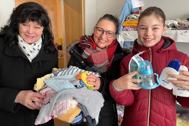 Christine Matko hat Katja und Julie Rückschloss (v. l.) sofort mit vielen Sachen für Baby Matwij geholfen, das erst vier Wochen alt ist. 