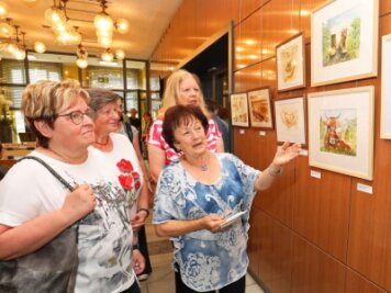 Viele Stile, viele Künstlerinnen und ein froher Galerist - Maria Ludwig schaut sich mit ihren Kursteilnehmerinnen die Ausstellung in der Kleinen Galerie an.