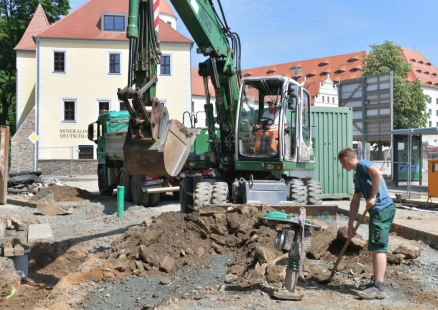 Viele Straßen in Mittelsachsen im Bau - Baustelle Wallstraße in Freiberg: Mitarbeiter der Firma LSTW Roberto Juricka und Florian Wunderlich (r.) bei der Abraumberäumung . 