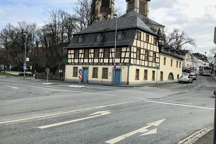 Viele Straßenmarkierungen blass: Wo Oelsnitz Farbe bekennen kann - Auch hier ist die Markierung inzwischen klar ersichtlich: Auf dem Heppeplatz hatten Hinweise auf die Pfeile für Abbiege- und Einordnungsspuren Erfolg.