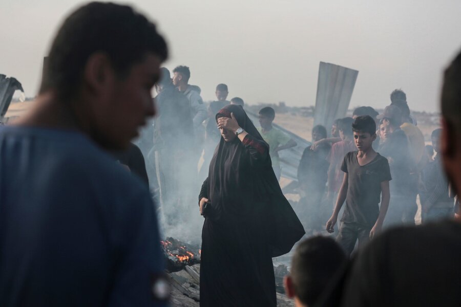 Viele Tote bei Luftangriff auf Flüchtlingslager in Rafah - Trauernde Palästinenser und Palästinenserinnen am Ort der Zerstörung nach einem israelischen Luftangriff auf ein Flüchtlingslager in Rafah.