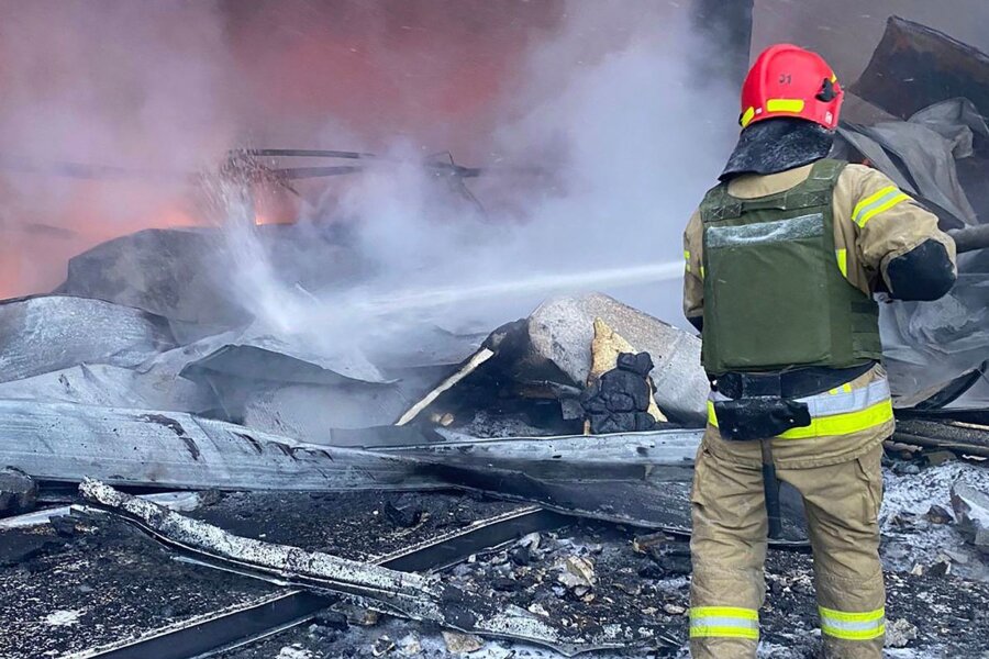 Viele Tote bei russischem Luftangriff auf Krywyj Rih - Ein Feuerwehrmann löscht ein Feuer nach einem russischen Raketenangriff. (Archiv)