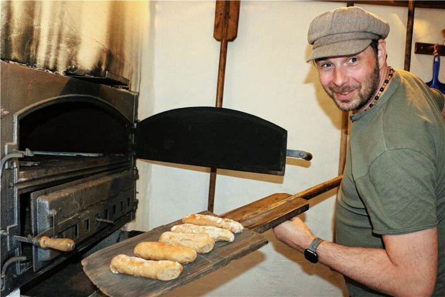 Viele Vogtländer bei Museumsfest in Rothenacker dabei - André Felgner aus Mühltroff gehört zu den Bäckern im Museum in Rothenacker.