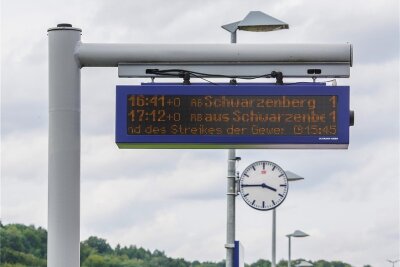 Viele Züge fallen aus: Bahn-Streik trifft Erzgebirge hart - Länger warten auf den Zug, hieß es am Mittwoch am Auer Bahnhof. Die Fahrgastanzeige informierte über streikbedingte Ausfälle. 