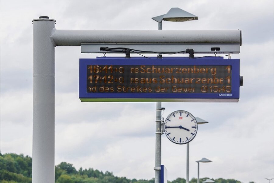 Viele Züge fallen aus: Bahn-Streik trifft Erzgebirge hart - Länger warten auf den Zug, hieß es am Mittwoch am Auer Bahnhof. Die Fahrgastanzeige informierte über streikbedingte Ausfälle. 