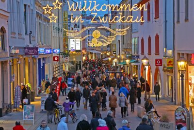 Viele Zwickauer Innenstadt-Händler zufrieden mit verkaufsoffenem Sonntag - Viele Kunden besorgten am verkaufsoffenen Sonntag in Zwickau Gutscheine.