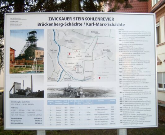 Vieles erinnert an den Bergbau - Diese Schautafel auf dem Zwickauer Brückenberg gibt einen Überblick über die Brückenbergschächte/Karl-Marx-Schächte. 