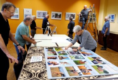 "Vielfalt 2.0" auf Fotopapier gebannt - Aufbaumarathon im Bürgerhaus: Mitglieder des Fotoclubs 78 bauten ihre aktuelle Fotoausstellung "Vielfalt 2.0" auf und aktualisierten ihre Foyertafel mit Bildern das Fotoworkshops "Outdoor-Porträts". 
