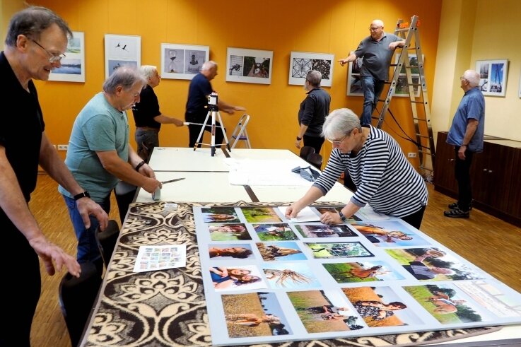 Aufbaumarathon im Bürgerhaus: Mitglieder des Fotoclubs 78 bauten ihre aktuelle Fotoausstellung "Vielfalt 2.0" auf und aktualisierten ihre Foyertafel mit Bildern das Fotoworkshops "Outdoor-Porträts". 