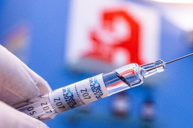 Apotheken übernehmen in der Coronapandemie immer mehr Aufgaben. Nach dem Ausstellen von Impfzertifikaten und Testangeboten können sie nun auch impfen. 