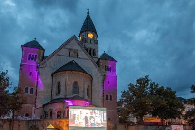 Vier Bands treten am Samstagabend im Plauener Markuskeller auf - Rund um die Markuskirche ist oft was los. Zuletzt fand dort die Sommer-Filmnacht statt.