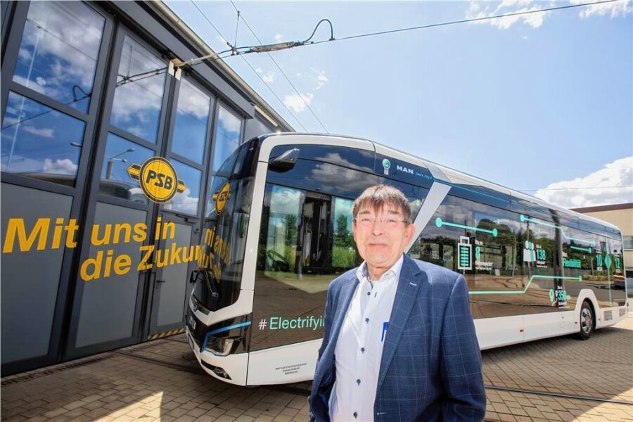 Vier Elektrobusse sollen bald durch Plauen rollen - Elektrobusse sollen die Dieselflotte der Plauener Straßenbahn GmbH ersetzen. Geschäftsführer Karsten Treiber stellte den E-Bus vor, der für Testfahrten durch Plauen rollte.