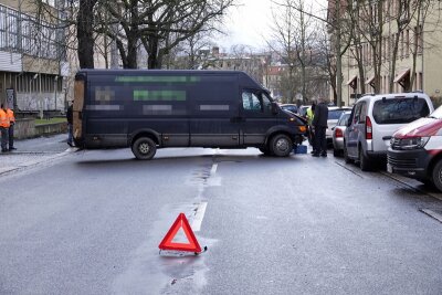 Einer der Transporter versperrte die Altchemnitzer Straße.