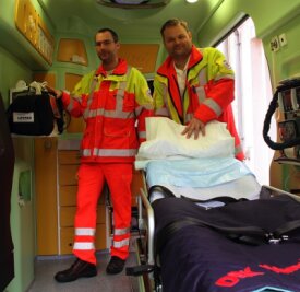 Vier Fahrzeuge für schnelle Hilfe - Rettungssanitäter Jörg Voß (links) und Lehrrettungsassistent Mirko Seidel in einem der neuen Fahrzeuge. 