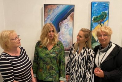 Vier Frauen bringen Farbe ins Werdauer Stadtmuseum - Sie haben sich zufällig in einem Kurs kennengelernt, nun sind die vier Frauen als Künstlergruppe "viertel" unterwegs: Ute Hebenstreit, Angelika Schäfer, Melanie Lengowski und Margitta Hempel (v. l.).