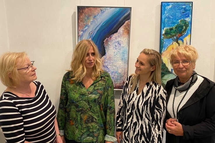 Vier Frauen bringen Farbe ins Werdauer Stadtmuseum - Sie haben sich zufällig in einem Kurs kennengelernt, nun sind die vier Frauen als Künstlergruppe "viertel" unterwegs: Ute Hebenstreit, Angelika Schäfer, Melanie Lengowski und Margitta Hempel (v. l.).