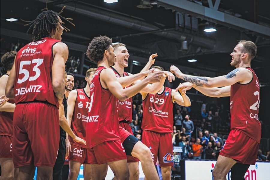 Vier Gründe, warum es bei den Niners Chemnitz wieder läuft - Zum vierten Mal in Folge konnten die Basketballer der Niners Chemnitz um Kevin Yebo, Brendan Gregori, Jonas Richter und Arnas Velicka (von links) am Freitagabend über einen Sieg jubeln. 