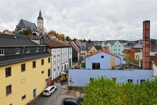 Vier Gründe, warum sich am Wochenende ein Besuch der Brauerei in Penig lohnt - Blick vom Rathaus: Ein Teil des Peniger Brauereigeländes ist bereits abgerissen worden - hier ein Foto von rund zwei Monaten. 
