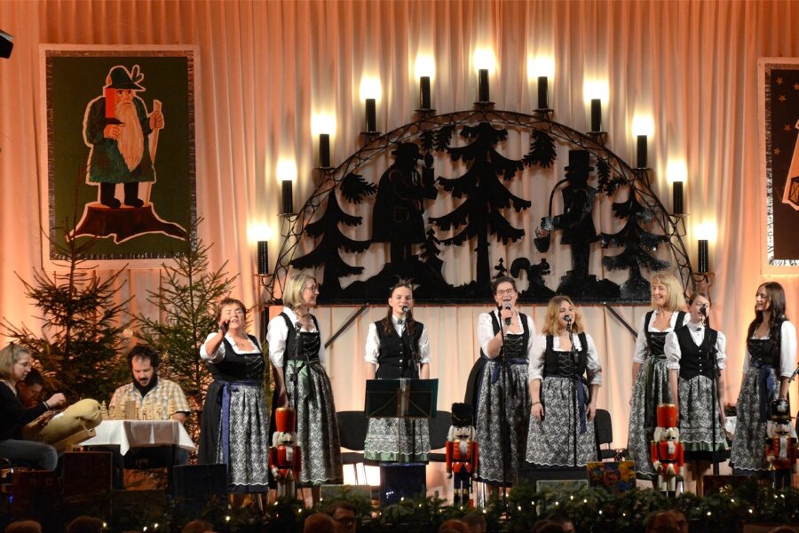 Vier Jubiläen auf einen Streich: Das kleine Grünbach kommt groß raus - Das Finale in der Grünbach Turnhalle fand mit Folkloristen und dem Posaunenchor statt.