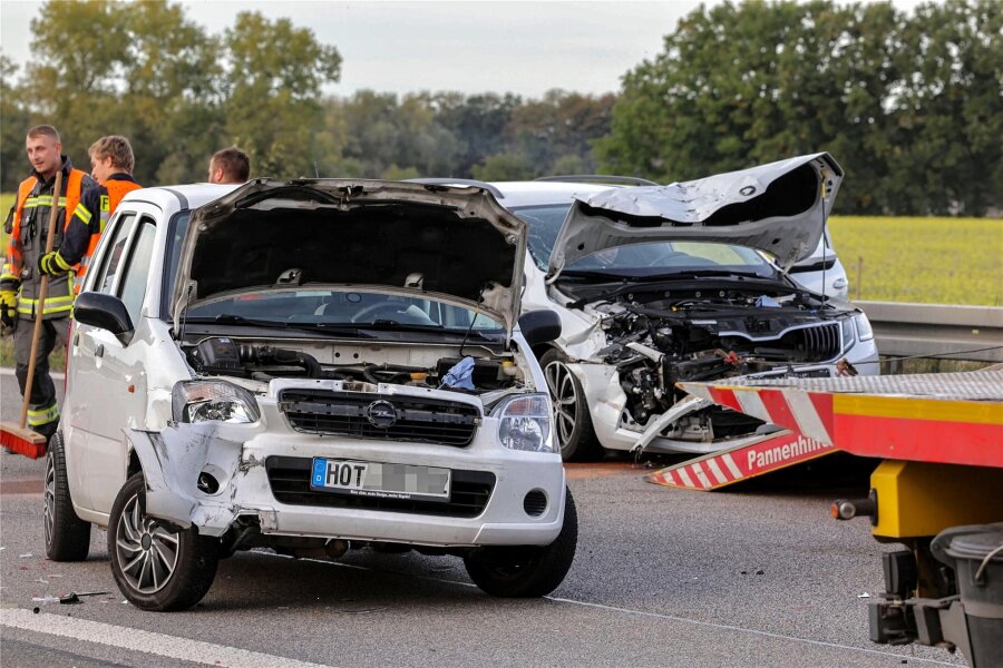 Vier Leichtverletzte und 18.000 Euro Sachschaden: Warum war die B 93 in Zwickau nach dem Unfall so lange gesperrt? - Stark beschädigt: Nach dem Auffahrunfall müssen die Autos abgeschleppt werden.