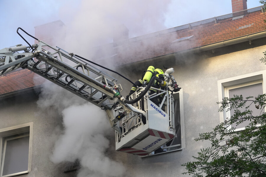 Vier Menschen bei Wohnungsbrand in Chemnitz schwer verletzt - darunter ein Baby - 