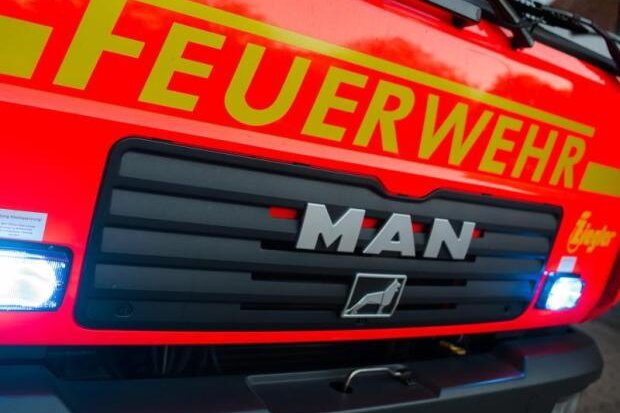 Vier Mülltonnenbrände in Freiberg - Hausfassade beschädigt - In Freiberg ist es am Donnerstagabend zu vier Mülltonnenbränden gekommen.