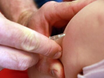 Vier neue Masernfälle in Mittelsachsen - Ein Kinderarzt gibt mit der Spritze eine Masernimpfung.