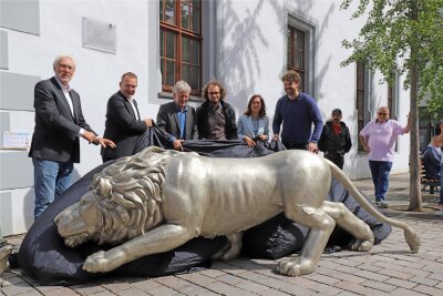 Vier neue Silberweg-Figuren eingeweiht: Warum man in Freiberg endlich legal auf dem Löwen reiten darf - Freibergs neuer Löwe wird am Rathausgiebel enthüllt. Er ist die erste von vier Figuren, die an diesem Tag eingeweiht wurden.