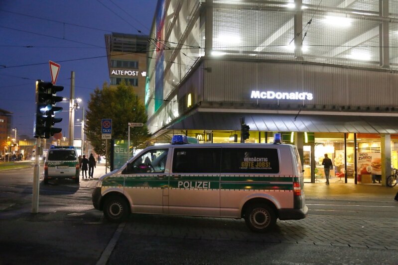 Vier Personen bei Polizeieinsatz in Innenstadt aufgegriffen - Polizeieinsatz in der Chemnitzer Innenstadt am Donnerstagabend