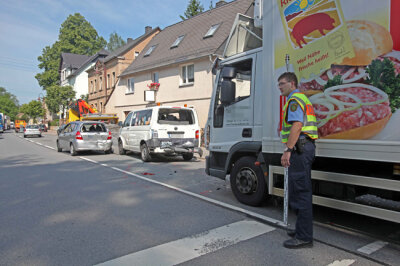 Vier Schüler und Bus-Fahrerin bei Unfall in Oberlungwitz verletzt - Bei dem Auffahrunfall in Oberlungwitz wurden fünf Menschen verletzt.