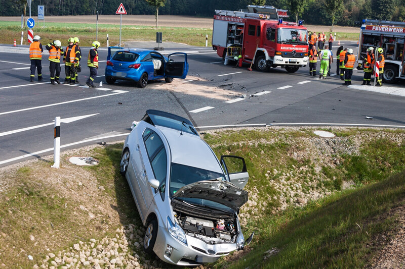 Vier Schwerverletzte bei Unfall auf A72-Zubringer bei Schneeberg - 