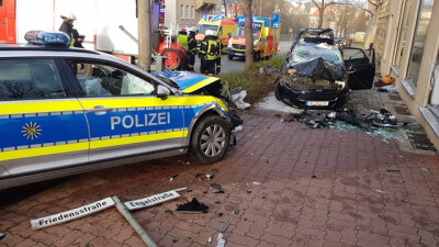 Vier Schwerverletzte bei Unfall auf B 92 in Plauen - Vier Personen sind bei einem Verkehrsunfall an der Plauener Kreuzung Friedensstraße/Engelstraße schwer verletzt worden. 