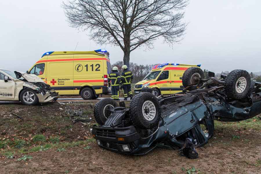 Vier Schwerverletzte bei Unfall nahe Rochlitz - 