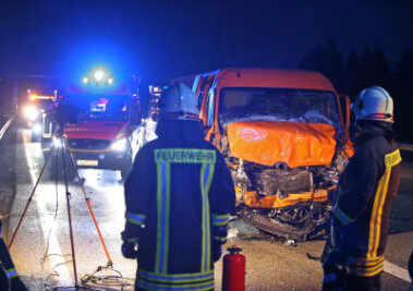 Vier Schwerverletzte nach Auffahrunfall auf A4 - Am Dienstagmorgen sind bei einem Unfall auf der A4 vier Personen schwer verletzt worden.