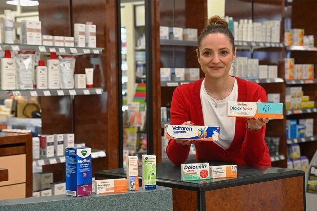 Apothekerin Michaela Penz aus Chemnitz zeigt oft gekaufte Markenprodukte von rezeptfreien Arzneimitteln und ihre meist günstigeren Alternativen. 