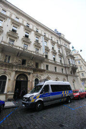 Vier Tote bei Hotelbrand in Prag - auch ein Deutscher gestorben - Ein Polizeifahrzeug vor einem Hotel in der Naplanni-Straße in Prag, in dem am Samstagabend ein Feuer ausgebrochen war.