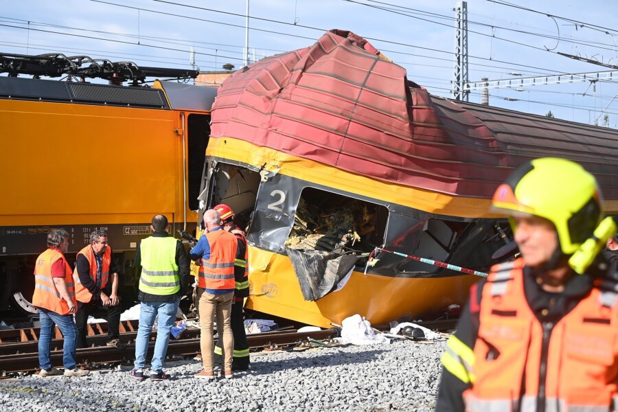 Vier Tote bei nächtlichem Zugunglück in Tschechien - Rettungskräfte arbeiten an der Unfallstelle nach dem Zusammenstoß zweier Züge in Pardubice.