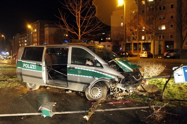 In Chemnitz stießen am Samstag ein Polizeifahrzeug und ein BMW zusammen.