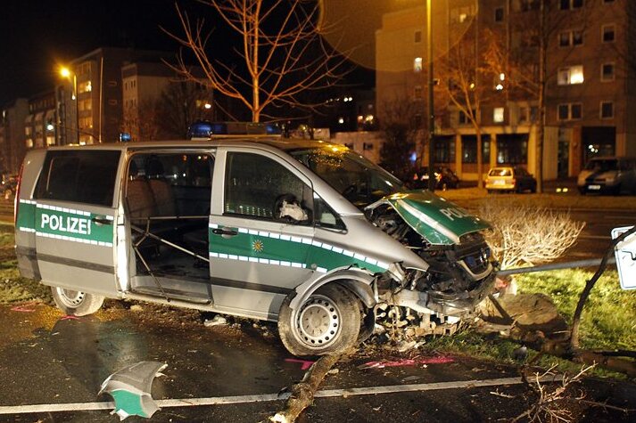 In Chemnitz stießen am Samstag ein Polizeifahrzeug und ein BMW zusammen.
