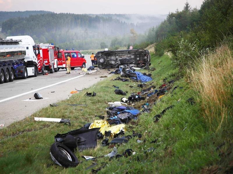 Vier tote Motorradfahrer bei schwerem Unfall auf A9 -             Trümmerteile liegen an der Unfallstelle neben der Autobahn 9, im Hintergrund liegt der umgestürzte Transporter.