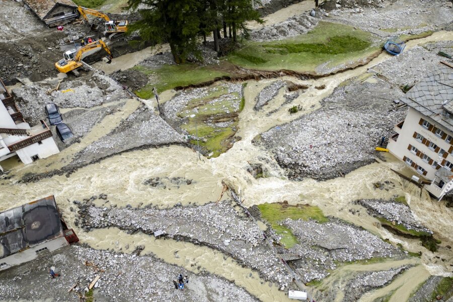 Vier Tote nach Unwettern mit Erdrutsch in der Schweiz - Massive Gewitter und Regenfälle führten in der Schweiz zu einer Überschwemmungssituation mit großflächigen Erdrutschen.