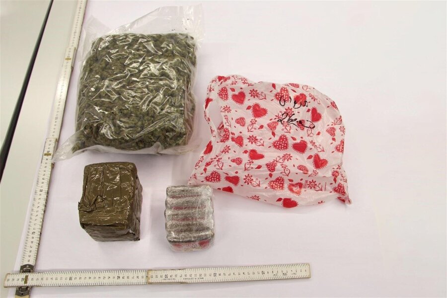 Vier tunesische Drogendealer in Haft - Die Polizisten stellten 1000 Gramm Marihuana, knapp 1500 Gramm Haschisch, 500 Gramm Kokain sowie gut 2200 XTC-Tabletten fest.